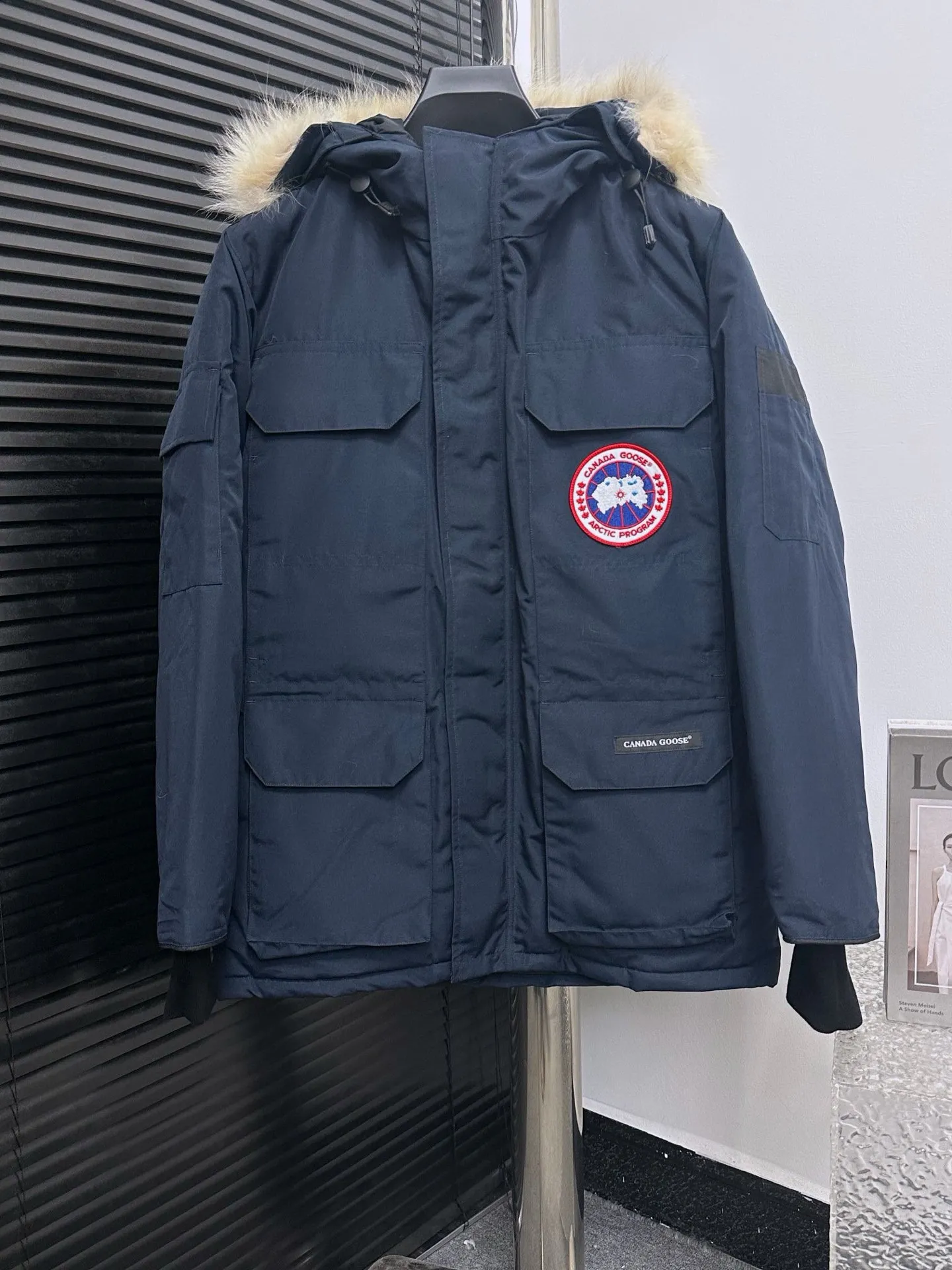 P780 top purchasing version, navy blue (wolf hair is optional) 🇨🇦CANADA GOOES 24 new models 08/couple style Factory direct supply: supplying global purchasing, micro-business, entity, Tmall, high-end stalls and studio cooperation, free shipping! Canada Goose Expedition Parka 2008 is the same style for men and women. It is mid-length and the most timeless classic. All Arctic and Antarctic scientific expedition teams choose Canada Goose as their cold-proof equipment. It is the Rolls-Royce of down jackets. ➖ Industry-leading anti-counterfeiting chip sensing. ➖ Imported Behringer embroidery machines and customized embroidery labels, the highest level and industry leading. ➖ Imported Korean 21-count polyester-cotton blended original fabric, TC85 waterproof coated fabric, water-repellent, windproof and wear-resistant. ➖ The new national standard 80 white duck down is filled with an average of 520 grams of down. The amount of down filled is industry-leading. ➖ 100% nylon lining with double double-layer sealing design to prevent velvet running, and seamless thread design on the cuffs! ➖ Western Canadian Green Wolf Collar. ➖ Yoshida YKK provides original factory-customized electroplated sliders. YKK two-way lockable zippers are tight and smooth and do not peel off paint. ➖ 3M composite Velcro is durable and the accessories and hardware are all custom-made. Note: Our copywriting is only simple and clear. Instead of bragging about the copywriting, it is better to compare and understand with samples. Only for the purest goose, the most dedicated, the most professional, the highest quality, the highest cost performance!  Size:XS-XXL